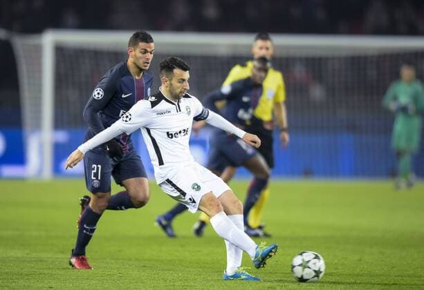 Fußball, CL, Paris St. Germain - Ludogorez Rasgrad Lucas P A Sasha ( Ludogorets ) - Paris, Frankreich - FUssball, Champions League, Paris Saint Germain PSG vs. PFC Ludogorets Razgrad - 06 12 2016 FedericoPestellini Panoramic 