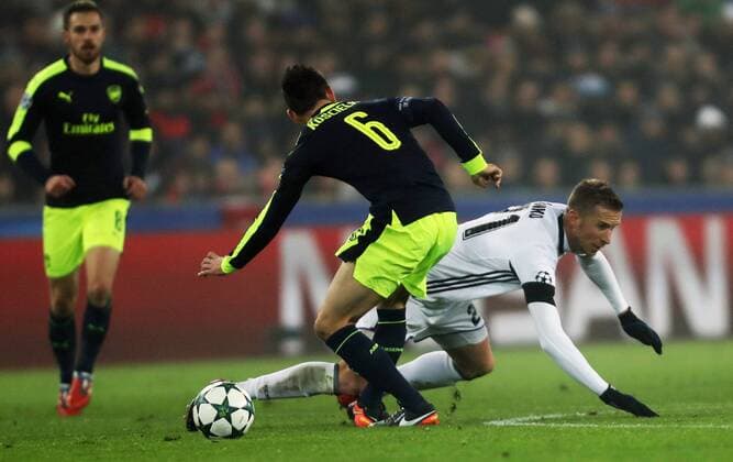 Fußball, CL, FC Basel - FC Arsenal SOCCER - CL, Basel vs Arsenal BASEL,SWITZERLAND,06.DEC.16 - SOCCER - UEFA Champions League, group stage, FC Basel vs Arsenal FC. Image shows Marc Janko (Basel). GEPAxpictures xMatthiasxHauer