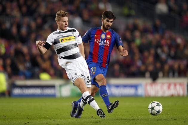 Fußball, CL, FC Barcelona - Borussia Mönchengladbach (L-R) Nico Elvedi of Borussia Monchengladbach, Andre Gomes of FC Barcelonaduring the UEFA Champions League group C match between FC Barcelona Barca and Borussia Monchengladbach on December 06, 2016 at the Camp Nou stadium in Barcelona, Spain. FC Barcelona v Borussia Monchengladbach UEFA Champions League 2016 2017 xVIxxIVx 6715796