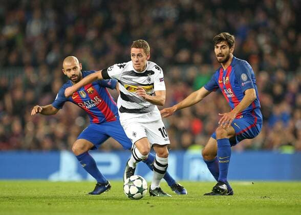 Fußball, CL, FC Barcelona - Borussia Mönchengladbach 06.12.2016, Fussball UEFA Champions League 2016 2017, Gruppenphase, 6.Spieltag, FC Barcelona Barca - Borussia Mönchengladbach im Stadion Camp Nou Barcelona (Spanien). v.l. Javier Mascherano (FC Barcelona) gegen Thorgan Hazard (Gladbach) und Andre Gomes (FC Barcelona) 