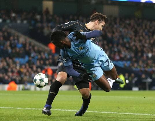 Fußball, CL, Manchester City - Celtic Glasgow Kelechi Iheanacho of Manchester City flicks the ball around Erik Sviatchenko of Celtic during the Champions League Group C match at the Etihad Stadium, Manchester. Picture date: December 6th, 2016. Pic Simon Bellis Sportimage EDITORIAL USE ONLY. No use with unauthorised audio, video, data, fixture lists, club league logos or live services. Online in-match use limited to 120 images, no video emulation. No use in betting, games or single club league player publications.