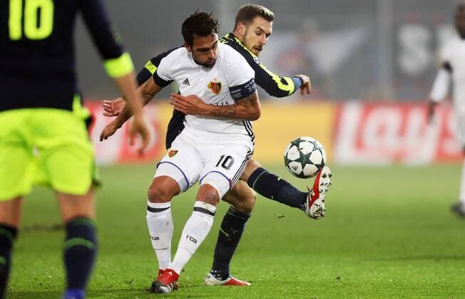 Fußball, CL, FC Basel - FC Arsenal SOCCER - CL, Basel vs Arsenal BASEL,SWITZERLAND,06.DEC.16 - SOCCER - UEFA Champions League, group stage, FC Basel vs Arsenal FC. Image shows Matias Emilio Delgado (Basel) and Aaron Ramsey (Arsenal). GEPAxpictures xMatthiasxHauer