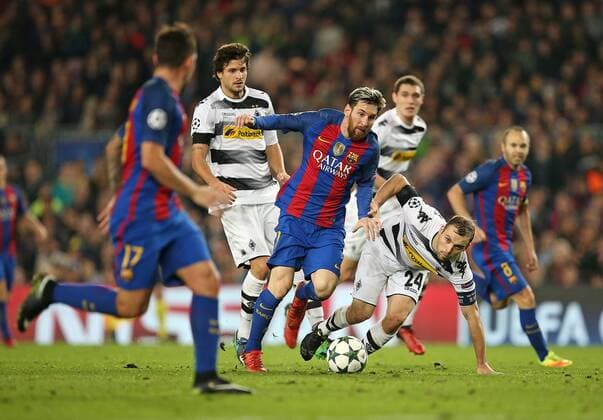 Fußball, CL, FC Barcelona - Borussia Mönchengladbach 06.12.2016, Fussball UEFA Champions League 2016 2017, Gruppenphase, 6.Spieltag, FC Barcelona Barca - Borussia Mönchengladbach im Stadion Camp Nou Barcelona (Spanien). v.l. Tobias Strobl (Gladbach) gegen Lionel Messi (FC Barcelona) und Tony Jantschke (Gladbach) 