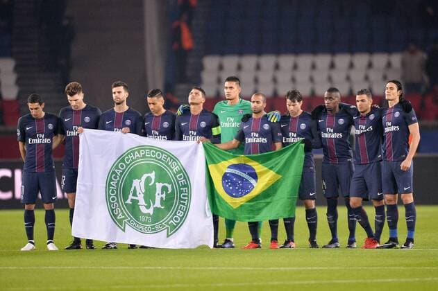Fußball, CL, Paris St. Germain - Ludogorez Rasgrad Alphonse AREOLA - Thiago SILVA - MARQUINHOS - Thomas MEUNIER - MAXWELL - BLAISE MATUIDI - Thiago MOTTA - LUCAS MOURA - Edinson CAVANI - Hatem BEN ARFA - ANGEL DI MARIA - Schweigeminute für die verstorbenen Spieler des FC Chapecoense - Paris, Frankreich - FUssball, Champions League, Paris Saint Germain PSG vs. PFC Ludogorets Razgrad - 06 12 2016 AnthonyBIBARD FEP Panoramic 