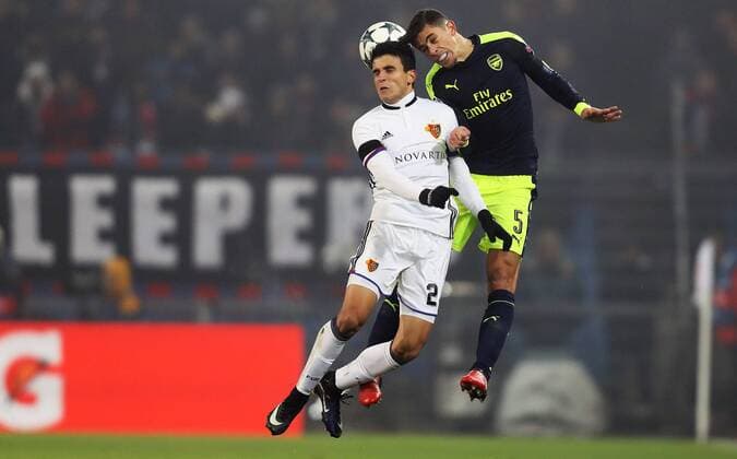 Fußball, CL, FC Basel - FC Arsenal SOCCER - CL, Basel vs Arsenal BASEL,SWITZERLAND,06.DEC.16 - SOCCER - UEFA Champions League, group stage, FC Basel vs Arsenal FC. Image shows Mohamed Elyounoussi (Basel) and Gabriel (Arsenal). GEPAxpictures xMatthiasxHauer