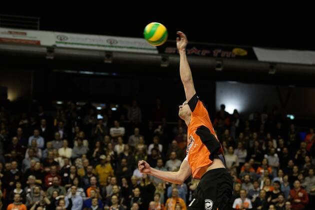 Volleyball, Herren, Saison 2016 17 CEV Champions League, 1. Spieltag, BR Volleys - Cucine Lube Civitanova, Sebastian Kühner (Nr. 10, Berlin Recycling Volleys) sorgt mit einem Ass für den Erfolg, 06.12.16,