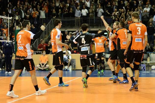 Volleyball, Herren, Saison 2016 17 CEV Champions League, 1. Spieltag, BR Volleys - Cucine Lube Civitanova, Jubel nach dem verwandelten Matchball durch Sebastian Kühner (Nr. 10, Berlin Recycling Volleys), 06.12.16,