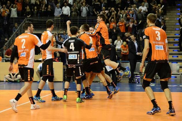 Volleyball, Herren, Saison 2016 17 CEV Champions League, 1. Spieltag, BR Volleys - Cucine Lube Civitanova, Jubel nach dem verwandelten Matchball durch Sebastian Kühner (Nr. 10, Berlin Recycling Volleys), 06.12.16,