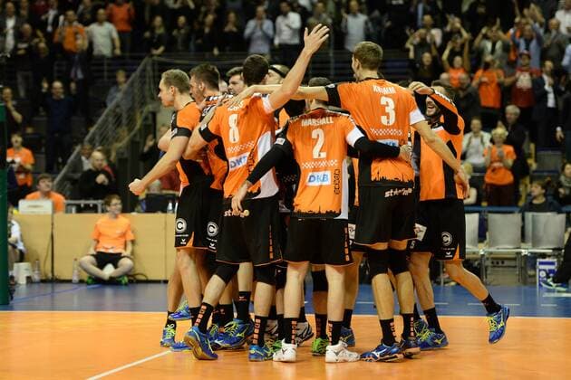 Volleyball, Herren, Saison 2016 17 CEV Champions League, 1. Spieltag, BR Volleys - Cucine Lube Civitanova, Jubel nach dem 3:1-Erfolg gegen Civitanova, 06.12.16,