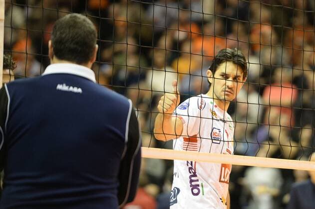 Volleyball, Herren, Saison 2016 17 CEV Champions League, 1. Spieltag, BR Volleys - Cucine Lube Civitanova, Dragan Stankovic (Nr. 7, Cucine Lube Civitanova) mit einer ironischen Geste Richtung Schiedsrichter, 06.12.16,