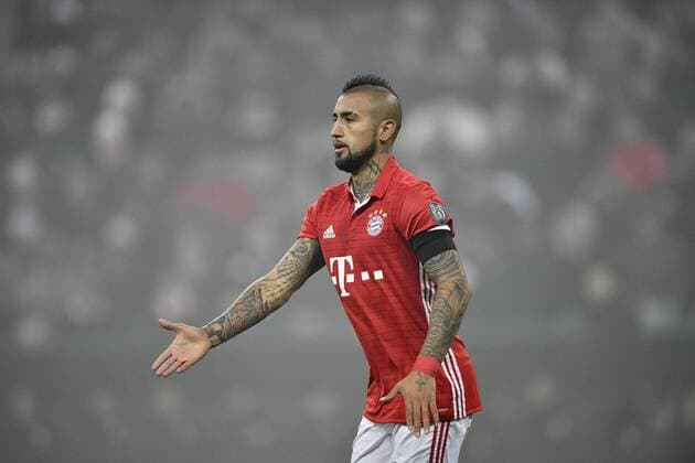 Arturo Vidal FC Bayern München Gestik, Geste fordert Ball Champions League CL Gruppenphase FC Bayern München FCB vs Atletico Madrid 06.12.2016