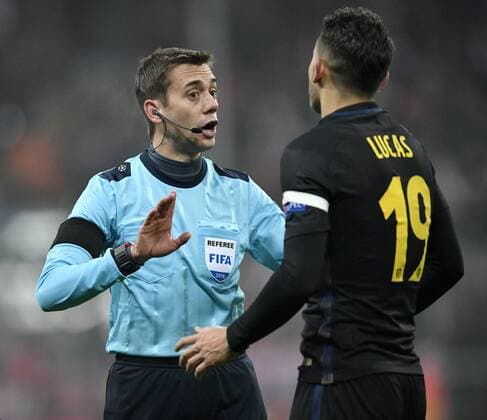 Schiedsrichter Referee Clement Turpin FRA verwarnt Lucas Hernandez Atletico Madrid Gestik, Geste Champions League CL Gruppenphase FC Bayern München FCB vs Atletico Madrid 06.12.2016