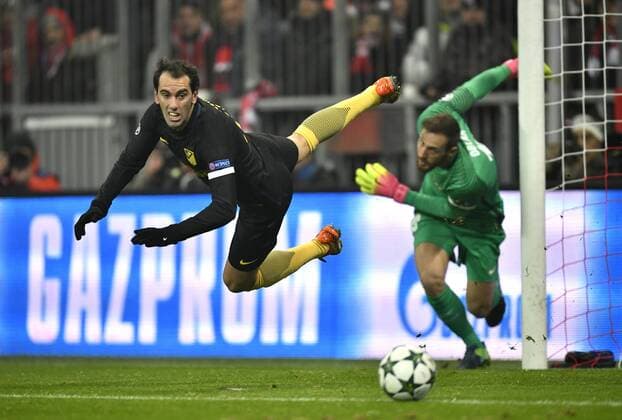 Chaos im Strafraum von Madrid Strafraumszene Torraumszene Stefan Savic Atletico Madrid und Torwart Jan Oblak Atletico Madrid orientierungslos Aktion Champions League CL Gruppenphase FC Bayern München FCB vs Atletico Madrid 06.12.2016