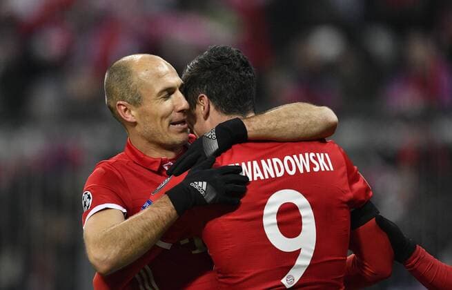TOR zum 1:0 durch Robert Lewandowski FC Bayern München per Freistoß Torjubel mit Arjen Robben FC Bayern München Champions League CL Gruppenphase FC Bayern München FCB vs Atletico Madrid 06.12.2016