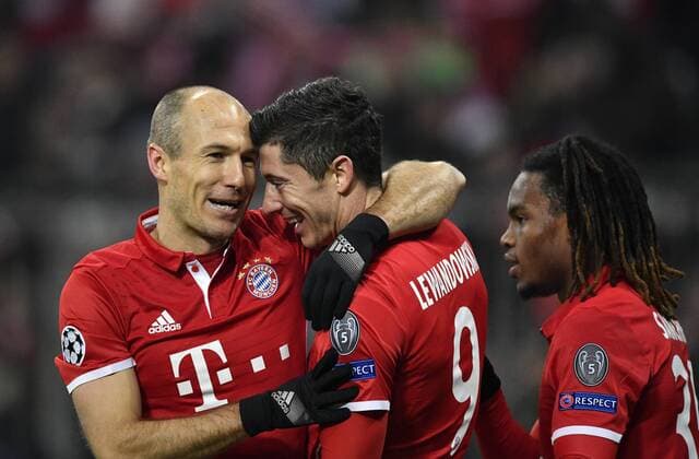 TOR zum 1:0 durch Robert Lewandowski FC Bayern München per Freistoß Torjubel mit Arjen Robben FC Bayern München Champions League CL Gruppenphase FC Bayern München FCB vs Atletico Madrid 06.12.2016