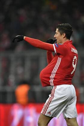 TOR zum 1:0 durch Robert Lewandowski FC Bayern München per Freistoß Torjubel schnappt sich Ball legt ihn unter Trikot Finger in Mund Babyjubel Gestik, Geste Champions League CL Gruppenphase FC Bayern München FCB vs Atletico Madrid 06.12.2016