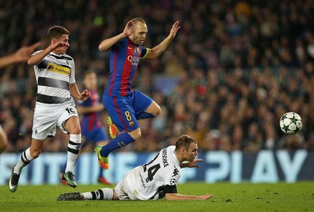 Fußball, CL, FC Barcelona - Borussia Mönchengladbach 06.12.2016, Fussball UEFA Champions League 2016 2017, Gruppenphase, 6.Spieltag, FC Barcelona Barca - Borussia Mönchengladbach im Stadion Camp Nou Barcelona (Spanien). v.l. Thorgan Hazard (Gladbach) gegen Andres Iniesta (FC Barcelona) und Tony Jantschke (Gladbach) 