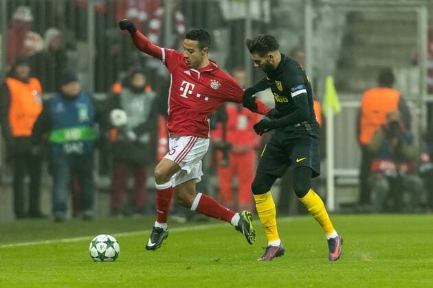 Munich, Germany 06.12.2016, UEFA Champions League - 2016 17 Season, Group D - Matchday 6, FC Bayern Muenchen - Atletico Madrid, Thiago Alcantara (FCB) und Yannick Carrasco (ATL) im Zweikampf ( DeFodi048