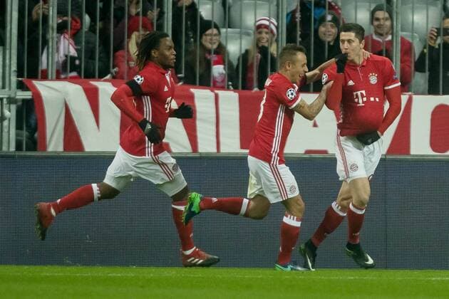 Munich, Germany 06.12.2016, UEFA Champions League - 2016 17 Season, Group D - Matchday 6, FC Bayern Muenchen - Atletico Madrid, Tor zum 1:0 Torschuetze Robert Lewandowski (FCB) wird bejubelt ( DeFodi048