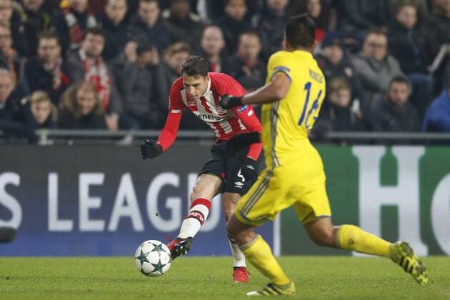 Fußball, CL, PSV Eindhoven - FK Rostow (L-R), Santiago Arias of PSV, Christian Noboa of FK Rostovduring the UEFA Champions League group D match between PSV Eindhoven and FK Rostov on December 06, 2016 at the Philips stadium in Eindhoven, The Netherlands. PSV v FK Rostov UEFA Champions League 2016 2017 xVIxJeroenxPutmansxIVx 6715937