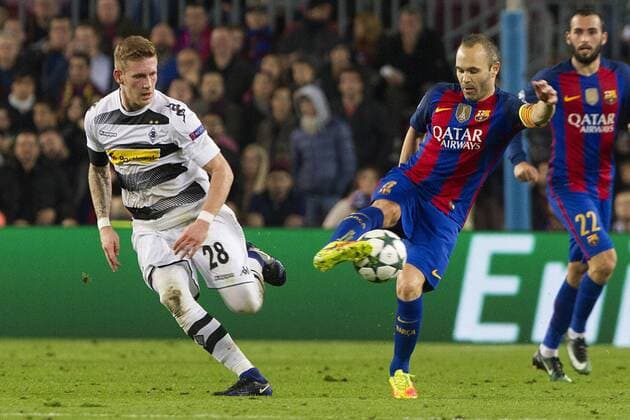 Fußball, CL, FC Barcelona - Borussia Mönchengladbach FC Barcelona Barca s Spanish midfielder Andres Iniesta (R) fights for the ball with Borussia Monchengladbach s German srtiker Andre Hahn during their Champions League 6th round match at Camp Nou stadium in Barcelona, Catalonia, Spain, 06 December 2016. BARCELONA VS. BORUSSIA MONCHENGLADBACH !ACHTUNG: NUR REDAKTIONELLE NUTZUNG!  BCN001 20161206-636166578812794554