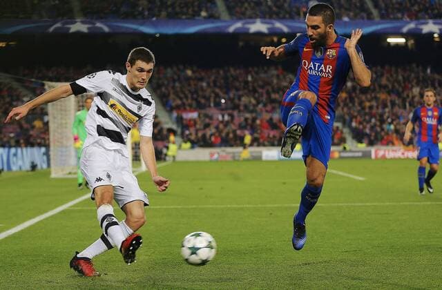 Fußball, CL, FC Barcelona - Borussia Mönchengladbach FC Barcelona Barca s Turkish striker Arda Turan (R) fights for the ball with Borussia Monchengladbach s Danish defender Andreas Christensen during their Champions League 6th round match at Camp Nou stadium in Barcelona, Catalonia, Spain, 06 December 2016. BARCELONA VS. BORUSSIA MONCHENGLADBACH !ACHTUNG: NUR REDAKTIONELLE NUTZUNG!  BCN001 20161206-636166579520103088