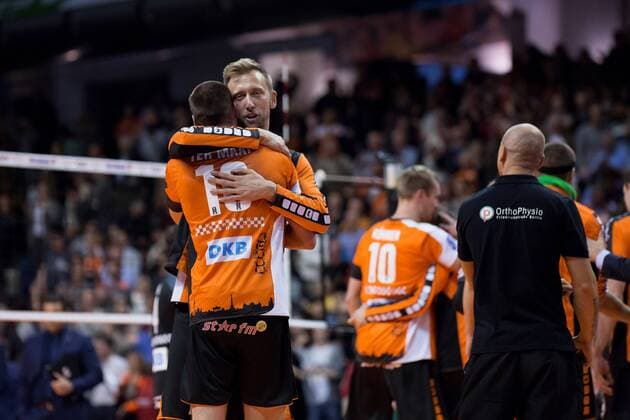 Berlin, Deutschland, 06.12.2016: Volleyball CEV Championsleague Saison 2016 2017 - Berlin Recycling Volleys - Cucine Lube Civitanova. Wouter ter Maat (BR Volleys 16) jubelt mit Paul Carroll (BR Volleys 12)
