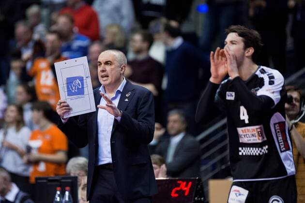 Berlin, Deutschland, 06.12.2016: Volleyball CEV Championsleague Saison 2016 2017 - Berlin Recycling Volleys - Cucine Lube Civitanova. Trainer Roberto Serniotti (BR Volleys), Luke Perry (BR Volleys 4)