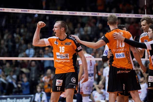 Berlin, Deutschland, 06.12.2016: Volleyball CEV Championsleague Saison 2016 2017 - Berlin Recycling Volleys - Cucine Lube Civitanova. Jubel Wouter ter Maat (BR Volleys 16), Sebastian Kühner Kuehner (BR Volleys 10)