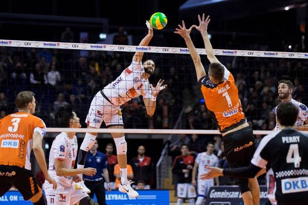 Berlin, Deutschland, 06.12.2016: Volleyball CEV Championsleague Saison 2016 2017 - Berlin Recycling Volleys - Cucine Lube Civitanova. Osmany Juantorena (Lube 5) gegen den Block aus Aleksandar Okolic (BR Volleys 1)