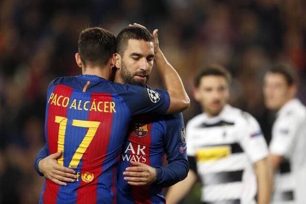 Fußball, CL, FC Barcelona - Borussia Mönchengladbach (L-R) Paco Alcacer of FC Barcelona Barca Arda Turan of FC Barcelonaduring the UEFA Champions League group C match between FC Barcelona and Borussia Monchengladbach on December 06, 2016 at the Camp Nou stadium in Barcelona, Spain. FC Barcelona v Borussia Monchengladbach UEFA Champions League 2016 2017 xVIxxIVx 6716034