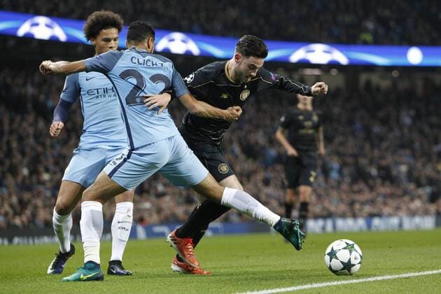 FuÃŸball, CL, Manchester City - Celtic Glasgow 06.12.2016. Manchester, England. UEFA Champions League football, group stages. Manchester City versus Glasgow Celtic. Manchester City defender Ga& xeb;l Clichy (22) blocks off Celtic midfielder Patrick Roberts as he goes into the City penalty area. xAlanxMartinx  ActionPlus11817616