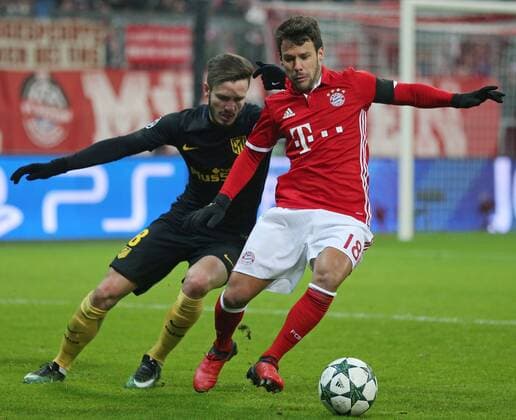 SOCCER - CL, Bayern vs Madrid MUNICH,GERMANY,06.DEC.16 - SOCCER - UEFA Champions League, group stage, FC Bayern Muenchen vs Atletico Madrid. Image shows Saul Niguez (Atletico) and Juan Bernat (Bayern). GEPAxpictures xThomasxBachun