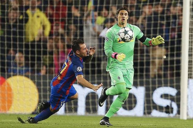 Fußball, CL, FC Barcelona - Borussia Mönchengladbach FC Barcelona Barca s Spanish striker Paco Alcacer (L) fights for the ball with Borussia Monchengladbach s Swedish goalkeeper Yann Sommer (R) during the Champions League 6th round match between FC Barcelona and Borussia Monchengladbach at Camp Nou stadium in Barcelona, Catalonia, Spain, 06 December 2016. BARCELONA VS. BORUSSIA MONCHENGLADBACH !ACHTUNG: NUR REDAKTIONELLE NUTZUNG!  BCN001 20161206-636166587938035779