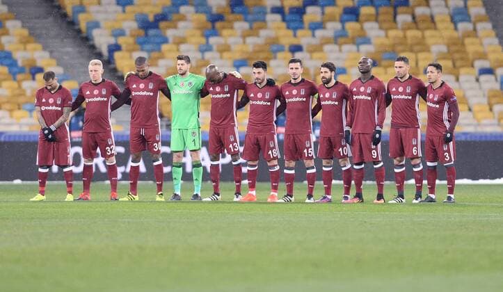 Fußball, CL, Dynamo Kiew - Besiktas Istanbul UEFA Champions League Group B match between Dynamo Kiev and Besiktas at NSK Olympiyskiy Stadium in Kiev , Ukraine , December 06 , 2016. Pictured Besiktas players at the opening ceremony , L-R , Ricardo Quaresma , Andreas Beck , Marcelo , Goalkeeper Fabri , Atiba Hutchinson , Tolgay Arslan , Oguzhan Ozyakup , Olcay Sahan , Vincent Aboubakar , Dusko Tosic and Adriano.