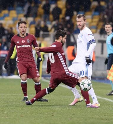 Fußball, CL, Dynamo Kiew - Besiktas Istanbul UEFA Champions League Group B match between Dynamo Kiev and Besiktas at NSK Olympiyskiy Stadium in Kiev , Ukraine , December 06 , 2016. Pictured Adriano 3 , Olcay Sahan (C) of Besiktas and Andriy Yarmolenko 10 of Dynamo Kiev. 