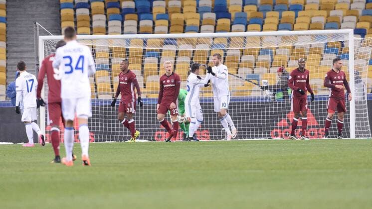 Fußball, CL, Dynamo Kiew - Besiktas Istanbul UEFA Champions League Group B match between Dynamo Kiev and Besiktas at NSK Olympiyskiy Stadium in Kiev , Ukraine , December 06 , 2016. Pictured Dynamo Kiev players celebates for Artem Besedin s goal. 