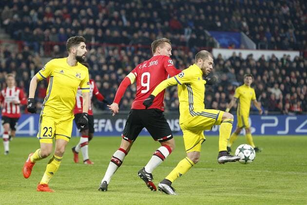 Fußball, CL, PSV Eindhoven - FK Rostow (L-R), Miha Hevlja of FK Rostov, Luuk de Jong of PSV, Timofei Kalachev of FK Rostovduring the UEFA Champions League group D match between PSV Eindhoven and FK Rostov on December 06, 2016 at the Philips stadium in Eindhoven, The Netherlands. PSV v FK Rostov UEFA Champions League 2016 2017 xVIxJeroenxPutmansxIVx 6716283