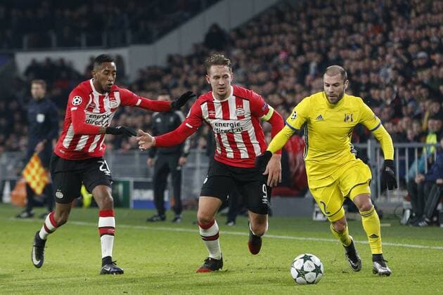 Fußball, CL, PSV Eindhoven - FK Rostow (L-R), Nicolas Isimat-Mirin of PSV, Luuk de Jong of PSV, Timofei Kalachev of FK Rostovduring the UEFA Champions League group D match between PSV Eindhoven and FK Rostov on December 06, 2016 at the Philips stadium in Eindhoven, The Netherlands. PSV v FK Rostov UEFA Champions League 2016 2017 xVIxJeroenxPutmansxIVx 6716287