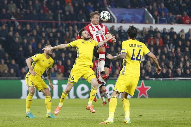 Fußball, CL, PSV Eindhoven - FK Rostow (L-R), Fedor Kudryashov of FK Rostov, Vladimir Granat of FK Rostov, Luuk de Jong of PSV, Cesar Navas of FK Rostovduring the UEFA Champions League group D match between PSV Eindhoven and FK Rostov on December 06, 2016 at the Philips stadium in Eindhoven, The Netherlands. PSV v FK Rostov UEFA Champions League 2016 2017 xVIxJeroenxPutmansxIVx 6716288
