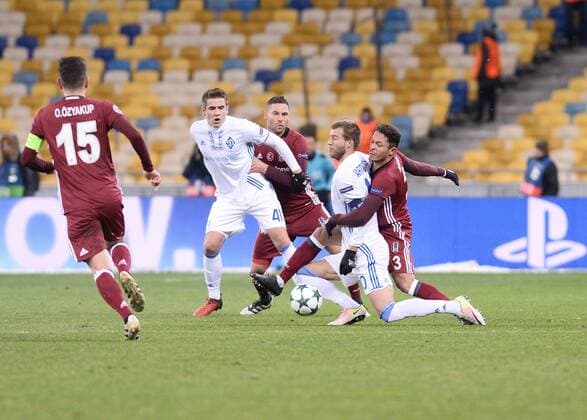 Fußball, CL, Dynamo Kiew - Besiktas Istanbul UEFA Champions League Group B match between Dynamo Kiev and Besiktas at NSK Olympiyskiy Stadium in Kiev , Ukraine , December 06 , 2016. Pictured Dusko Tosiec 6 , Adriano 3 of Besiktas and Andriy Yarmolenko 10 , Artem Besedin 41 of Dynamo Kiev. 