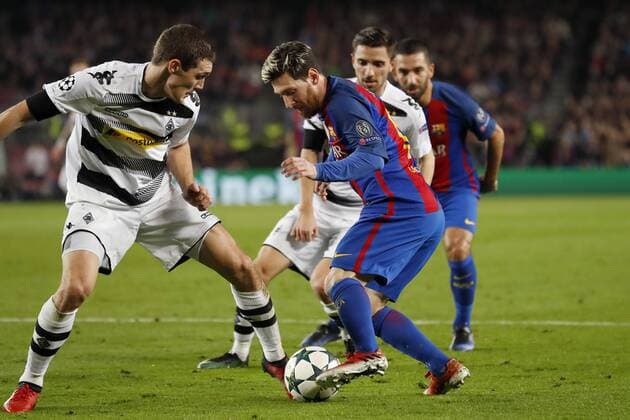 Fußball, CL, FC Barcelona - Borussia Mönchengladbach (L-R) Andreas Christensen of Borussia Monchengladbach, Lionel Messi of FC Barcelona Barca Julian Korb of Borussia Monchengladbachduring the UEFA Champions League group C match between FC Barcelona and Borussia Monchengladbach on December 06, 2016 at the Camp Nou stadium in Barcelona, Spain. FC Barcelona v Borussia Monchengladbach UEFA Champions League 2016 2017 xVIxxIVx 6716312
