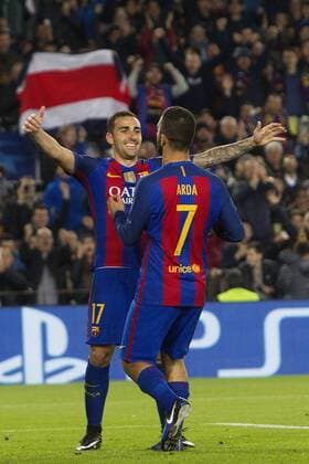 Fußball, CL, FC Barcelona - Borussia Mönchengladbach FC Barcelona Barca s Turkish midfielder Arda Turan (R) celebrates his 3-0 goal against Borussia Monchengladbach with his teammate Paco Alcacer during the Champions League 6th round match at Camp Nou stadium in Barcelona, Catalonia, Spain, 06 December 2016. BARCELONA VS. BORUSSIA MONCHENGLADBACH !ACHTUNG: NUR REDAKTIONELLE NUTZUNG!  BCN001 20161206-636166592221483779