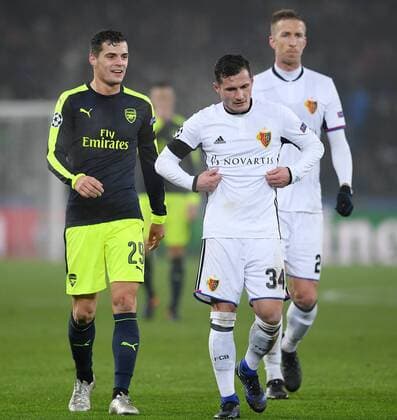 FUSSBALL CHAMPIONS LEAGUE SAISON 2016 2017 GRUPPENPHASE FC Basel - Arsenal London 06.12.2016 Granit Xhaka (li, Arsenal) mit Bruder Taulant Xhaka (FC Basel) 