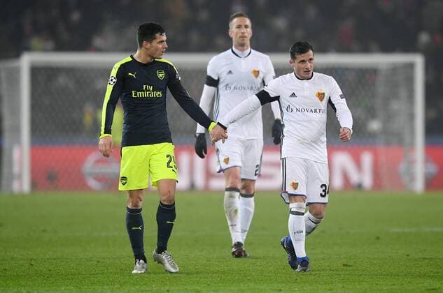 FUSSBALL CHAMPIONS LEAGUE SAISON 2016 2017 GRUPPENPHASE FC Basel - Arsenal London 06.12.2016 Shake Hands; Granit Xhaka (li, Arsenal) mit Bruder Taulant Xhaka (FC Basel) 