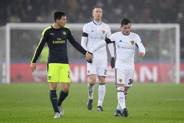 FUSSBALL CHAMPIONS LEAGUE SAISON 2016 2017 GRUPPENPHASE FC Basel - Arsenal London 06.12.2016 Shake Hands; Granit Xhaka (li, Arsenal) mit Bruder Taulant Xhaka (FC Basel) 