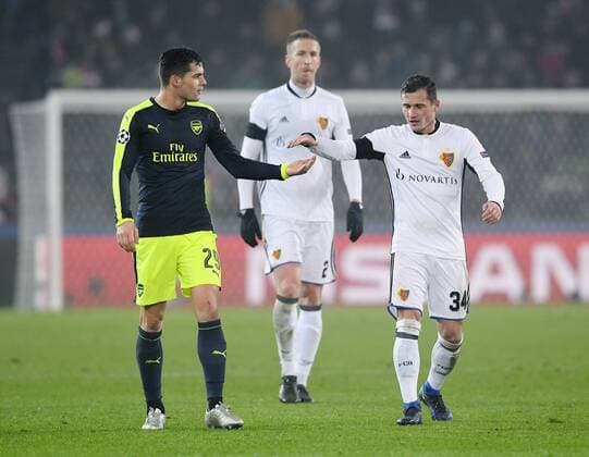 FUSSBALL CHAMPIONS LEAGUE SAISON 2016 2017 GRUPPENPHASE FC Basel - Arsenal London 06.12.2016 Shake Hands; Granit Xhaka (li, Arsenal) mit Bruder Taulant Xhaka (FC Basel) 