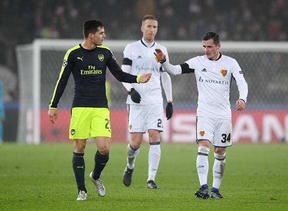 FUSSBALL CHAMPIONS LEAGUE SAISON 2016 2017 GRUPPENPHASE FC Basel - Arsenal London 06.12.2016 Shake Hands; Granit Xhaka (li, Arsenal) mit Bruder Taulant Xhaka (FC Basel) 