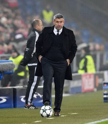 FUSSBALL CHAMPIONS LEAGUE SAISON 2016 2017 GRUPPENPHASE FC Basel - Arsenal London 06.12.2016 Trainer Urs Fischer (FC Basel) mit Ball 