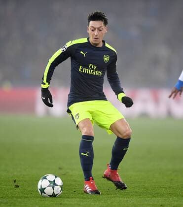 FUSSBALL CHAMPIONS LEAGUE SAISON 2016 2017 GRUPPENPHASE FC Basel - Arsenal London 06.12.2016 Mesut Oezil (Arsenal) am Ball 